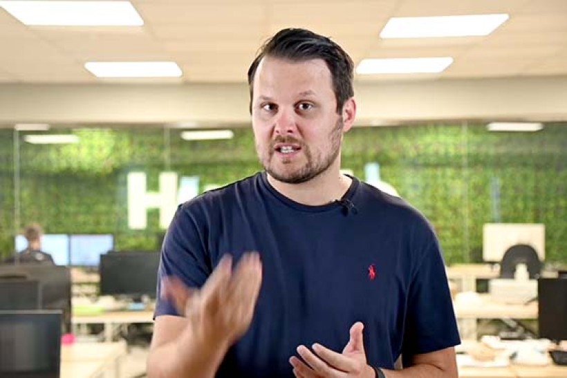 Μας “ακούει” το Facebook?